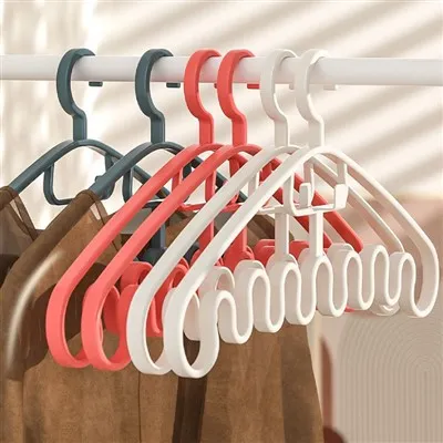 Kolorowy plastikowy wieszak