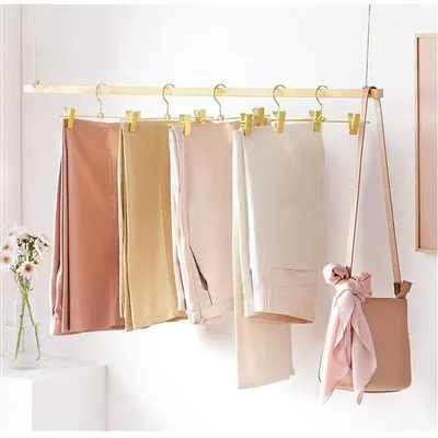 Złote wieszaki na spódnicę